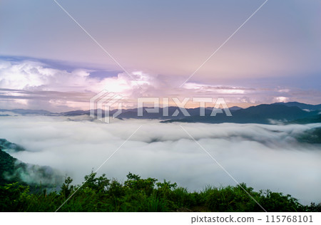 On a summer night, the sea of clouds surges and lightning flashes. 115768101