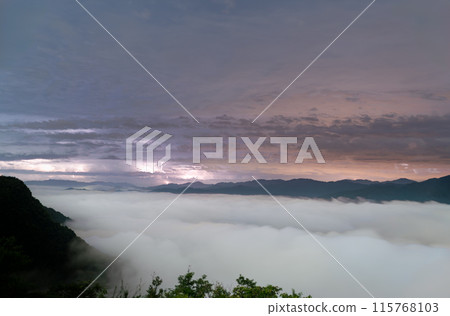 On a summer night, the sea of clouds surges and lightning flashes. 115768103