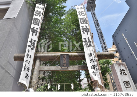 一年一度的節慶花園神社鳥居,東京 一年一度的節慶花園神社鳥居,東京 115768653