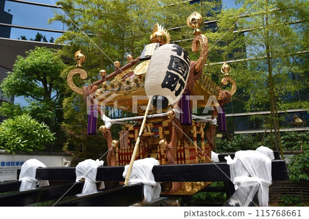 花園神社一年一度的祭典總部神轎東京 花園神社一年一度的祭典總部神轎東京 115768661