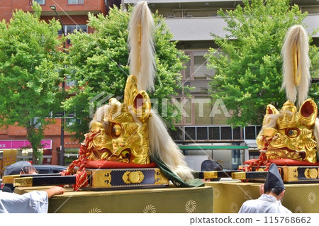 東京花園神社年度祭典上的獅子頭 東京花園神社年度祭典上的獅子頭 115768662