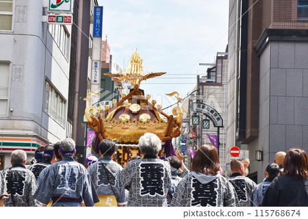 Hanazono Shrine's main shrine mikoshi proceeds to the Hanazonocho Friendship Association in Tokyo 115768674