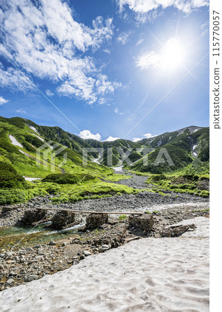 從富山縣立山町雷鳥澤露營地眺望淨土橋和立山連峰 從富山縣立山町雷鳥澤露營地眺望淨土橋和立山連峰 115770057