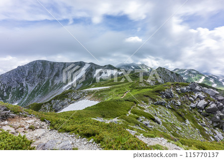The hiking trail from Tsurugi-Gozen to Tsurugi-Gozen hut in Tateyama Town, Toyama Prefecture The hiking trail from Tsurugi-Gozen to Tsurugi-Gozen hut in Tateyama Town, Toyama Prefecture 115770137