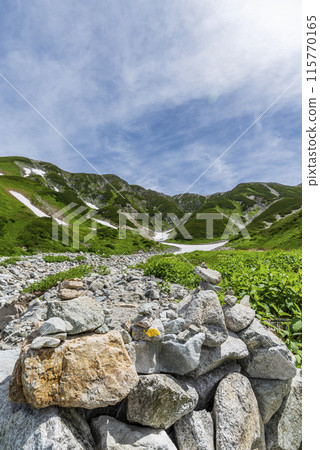 富山縣立山町立山登山道上堆積的石頭 115770165