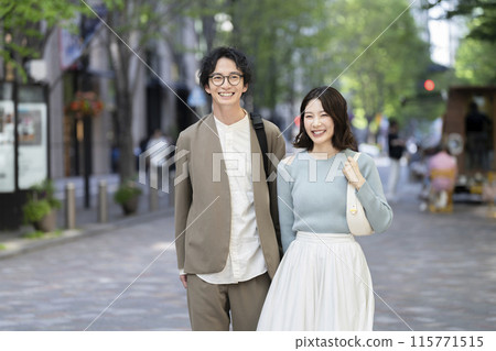 一對三十多歲的男人和女人對著鏡頭微笑 115771515