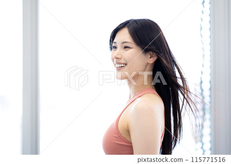 穿著瑜伽服的年輕女子 115771516