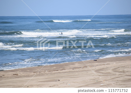 山形縣莊內海岸的日本海波濤洶湧 115771732