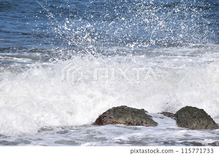 山形縣莊內海岸的日本海波濤洶湧 115771733