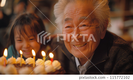 爺爺對生日蛋糕很滿意 115772102