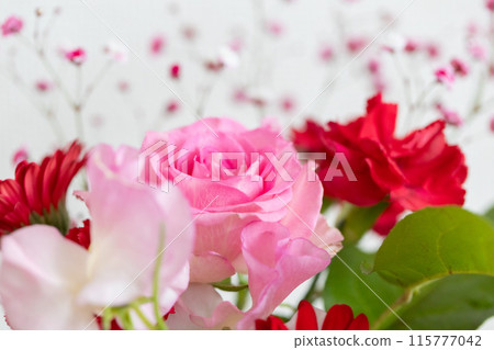 一束紅色和粉紅色的花朵，帶來愛情好運 115777042