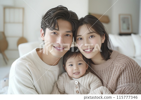 有小孩的家庭的肖像 115777346