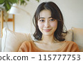 房間裡一名 20 多歲女性的肖像 115777753
