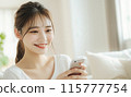 在客廳使用智能手機的年輕女性 115777754