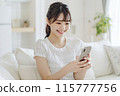在客廳使用智能手機的年輕女性 115777756