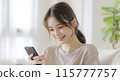 在客廳使用智能手機的年輕女性 115777757