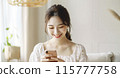在客廳使用智能手機的年輕女性 115777758