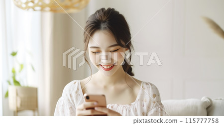 在客廳使用智能手機的年輕女性 在客廳使用智能手機的年輕女性 115777758