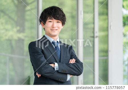 一位年輕的亞洲商人雙手交叉站在辦公室前（換工作/就業/希望/年輕） 115778057