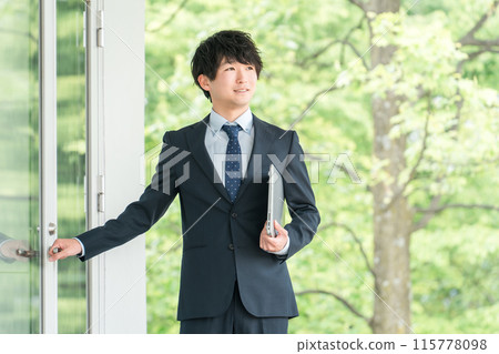 Young teachers, teachers, teaching trainees, cram school instructors, lecturers in suits 115778098