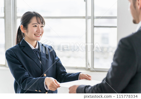 Teachers handing out diplomas and students receiving them at the graduation ceremony (high school girls, high school students, junior high school students) Teachers handing out diplomas and students receiving them at the graduation ceremony (high school girls, high school students, junior high school students) 115778334