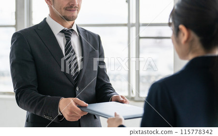 Homeroom teacher, teacher and female student (high school girl, junior high school student, high school student) who gives a diploma at the graduation ceremony 115778342