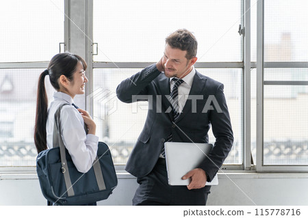 Female students and teachers talking in the classroom (high school girls, high school students, junior high school students) 115778716