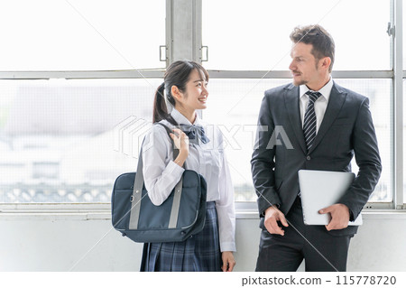 Female students and teachers talking in the classroom (high school girls, high school students, junior high school students) 115778720