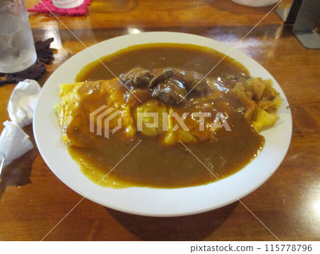 「煎蛋捲咖哩飯」是熊本縣上滿敷郡禦船町的人氣餐廳「田代食堂」的名產。 115778796