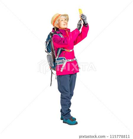 一位身穿登山服的老年婦女用智慧型手機拍攝的全身照片 PNG，透明背景是手工精確剪裁的。 115778811