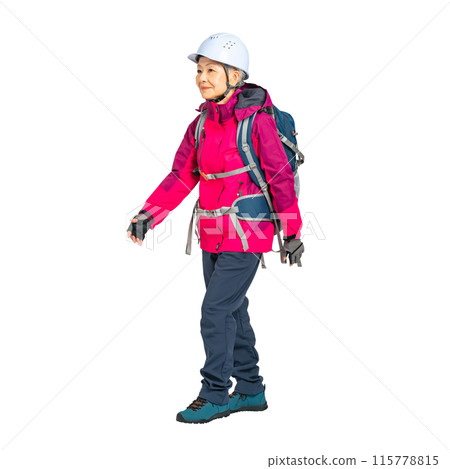 一位戴著安全帽行走的老年婦女全身照片 PNG，透明背景是手工精確剪裁的。 115778815