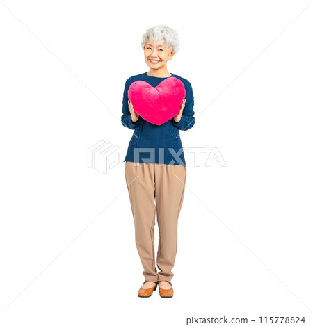 拿著心形坐墊的高級女性全身照片PNG，透明背景是手工精確剪裁的。 115778824