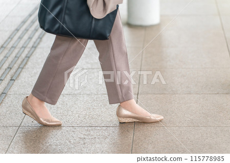 走在城市/車站的女商人的腳 115778985