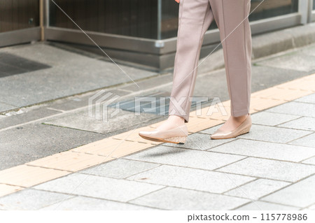 行走在城市中的女商人的腳(點字塊/視障人士) 行走在城市中的女商人的腳(點字塊/視障人士) 115778986