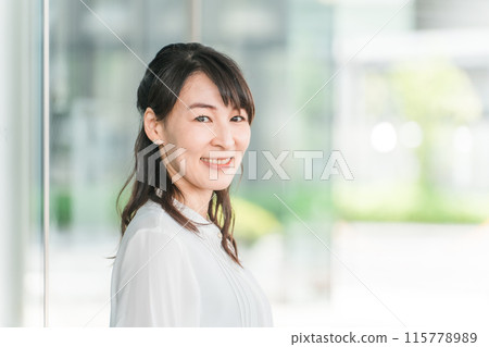 A fulfilling business woman/career woman who comes to work, commutes, and works at a large company (flex time, freedom, benefits) 115778989