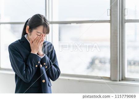 畢業典禮感動落淚的學生和老師（女高中生、高中生、國中生） 115779069