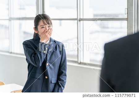 Students and teachers (high school girls, high school students, and junior high school students) moved to tears at the graduation ceremony 115779071