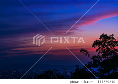 Evening view from the observation deck at 600m above sea level on the Shigiikoma Skyline, bordering Nara and Osaka prefectures. Medium telephoto zoom. Beautiful sunset sky ③ 115779250