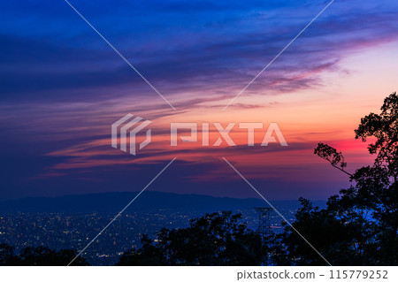 奈良 大阪府堺式生駒天際線 海拔 600m 展望台日落景觀 中長焦變焦 美麗的晚霞天空 ⑤ 奈良 大阪府堺式生駒天際線 海拔 600m 展望台日落景觀 中長焦變焦 美麗的晚霞天空 ⑤ 115779252