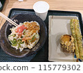 在烏冬麵店吃飯 115779302