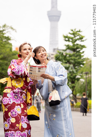 穿著和服的外國婦女和日本人以天空樹為背景觀光 穿著和服的外國婦女和日本人以天空樹為背景觀光 115779403