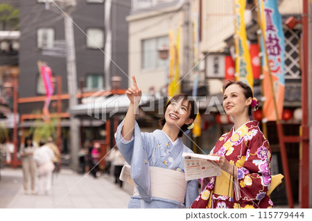 A foreign woman and a Japanese man in kimono strolling through the streets of Asakusa 115779444