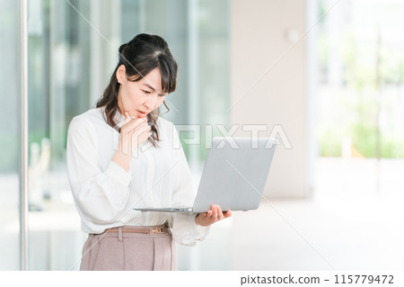 亞洲女商人在看筆記型電腦時遇到麻煩/思考(麻煩/寫作/評論/低評級) 亞洲女商人在看筆記型電腦時遇到麻煩/思考(麻煩/寫作/評論/低評級) 115779472