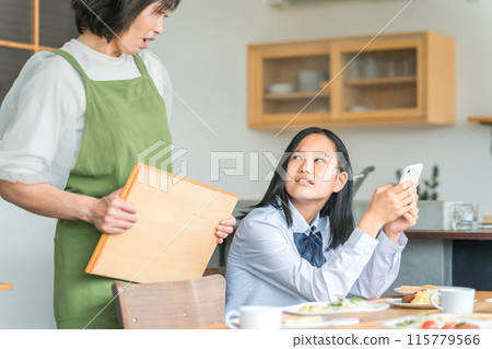 Parents and families in trouble with rebellious children who use smartphones during meals 115779566