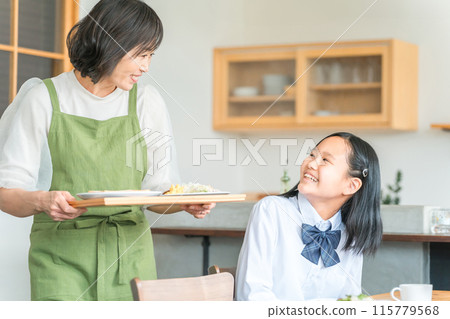 孩子們和媽媽們在家餐廳一起吃飯（高中生和國中生穿校服） 115779568