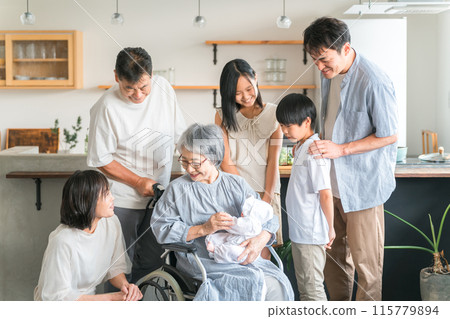 面對嬰兒、兒童和家庭的輪椅上的老年婦女 115779894
