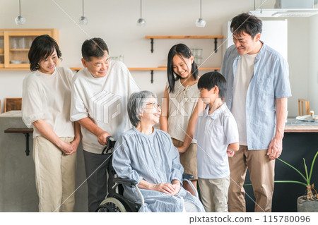An elderly woman in a wheelchair and her three-generation family An elderly woman in a wheelchair and her three-generation family 115780096