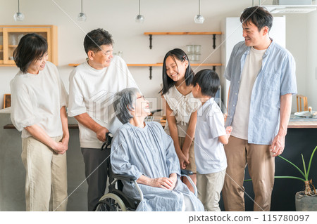 An elderly woman in a wheelchair and her three-generation family 115780097