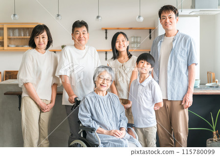 一位坐在輪椅上的老婦人和一個三代家庭 115780099