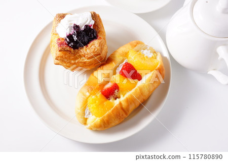 Sweet bread, fruit bread 115780890